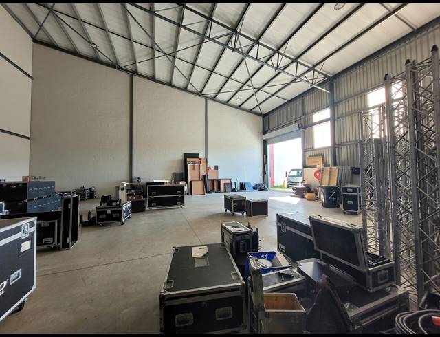 494M² WAREHOUSE TO LET IN STIKLAND INDUSTRIAL
